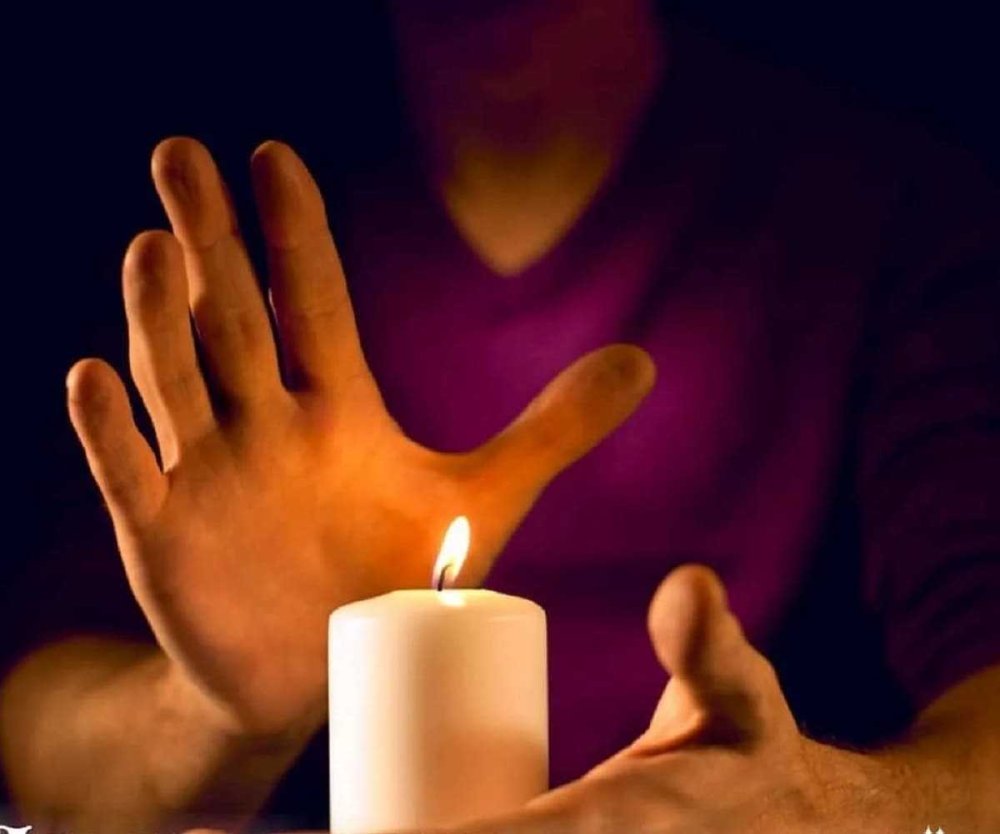 Зажженная свеча в руках