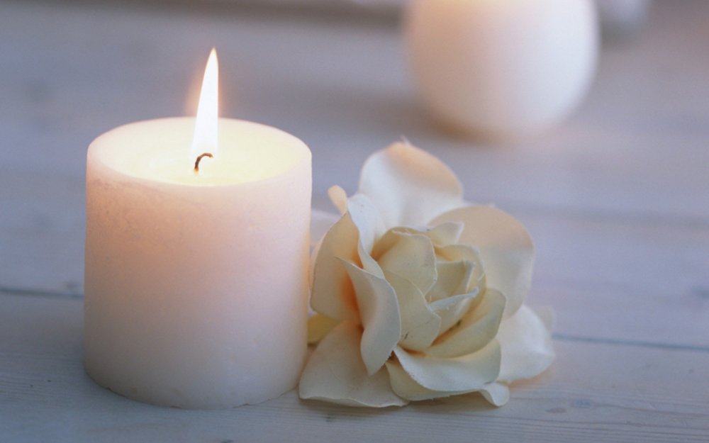 Горящая свеча в руках