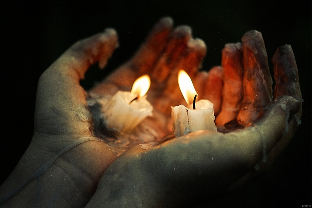 Рука над свечой