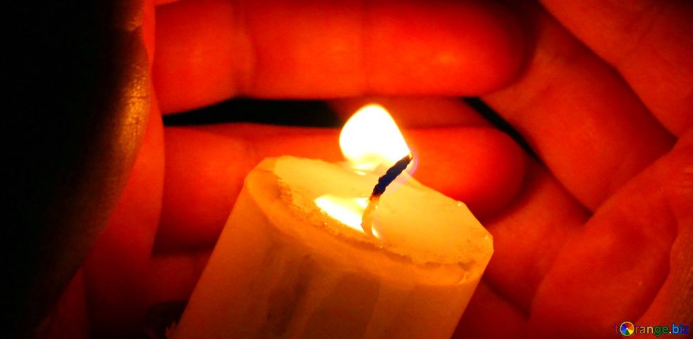 Свеча на фоне неба