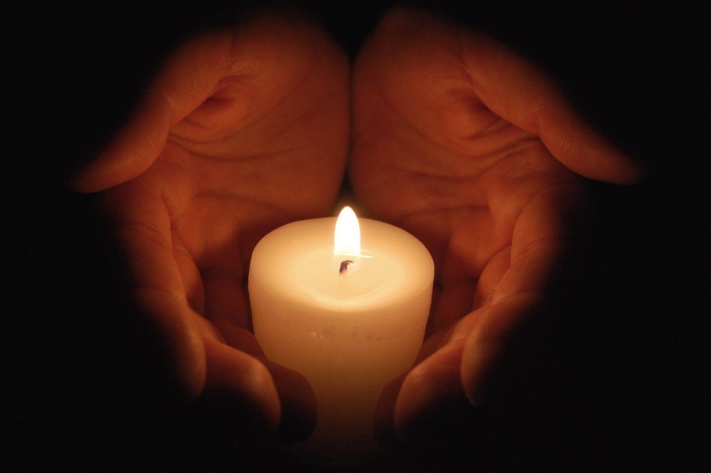 Свеча в ладонях