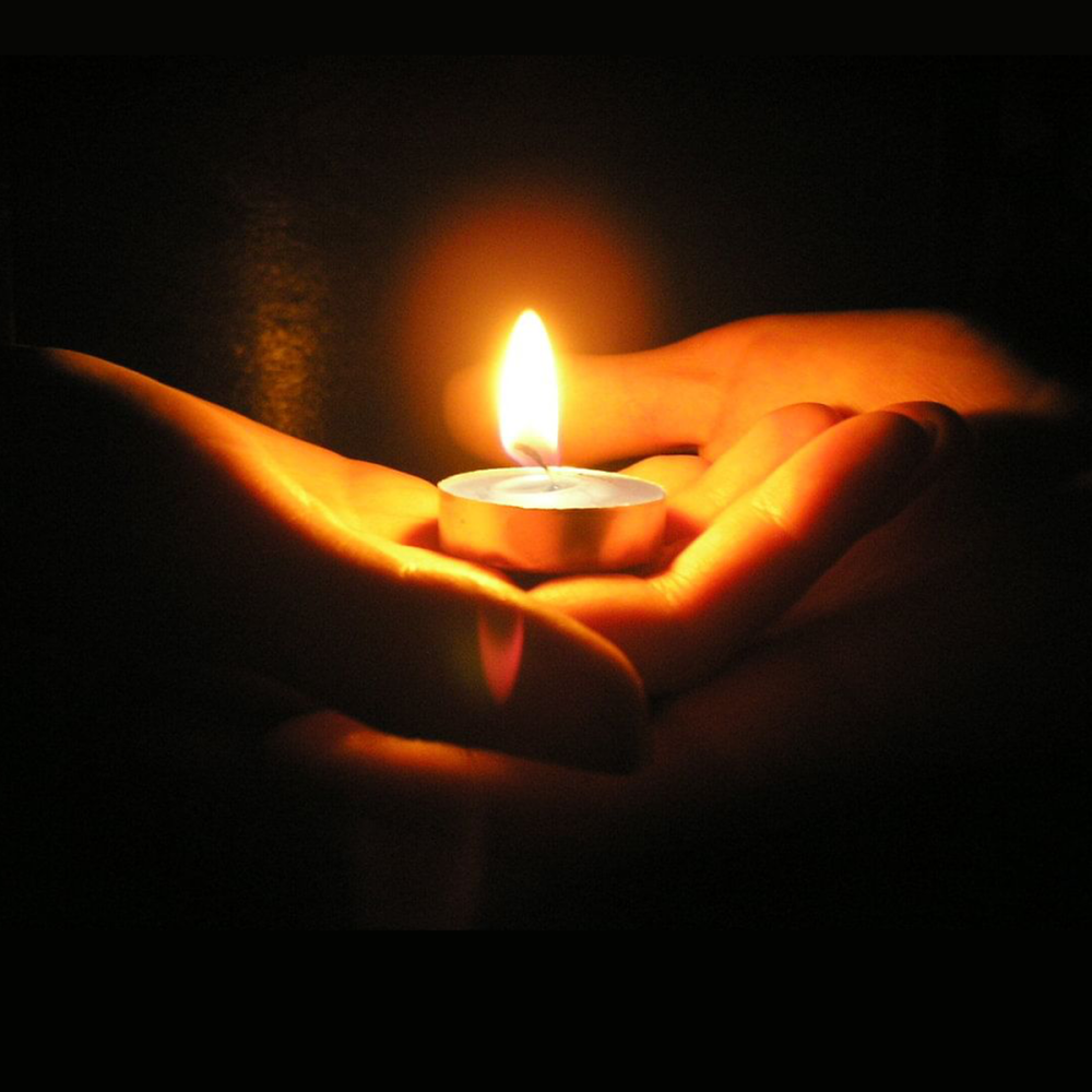 Свеча в ладонях