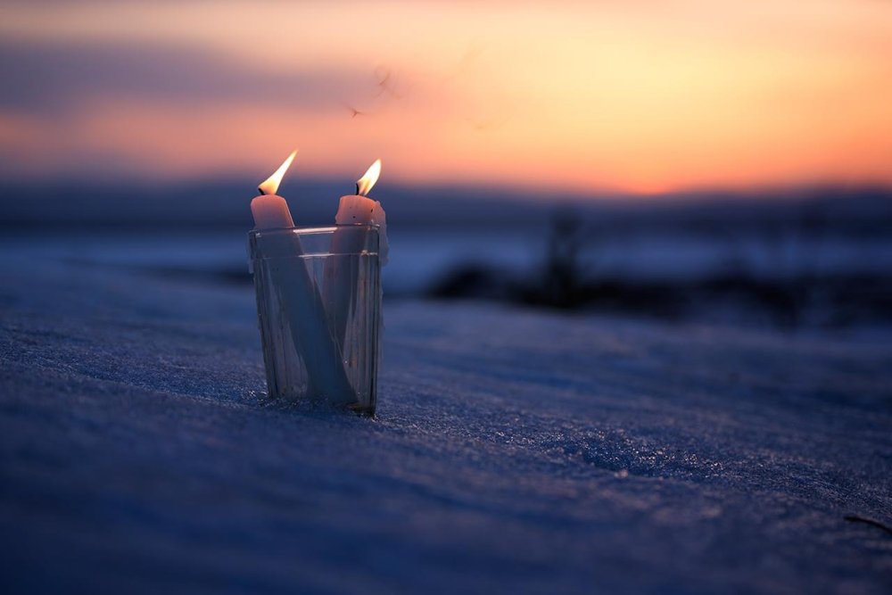 Горящая свеча в руках