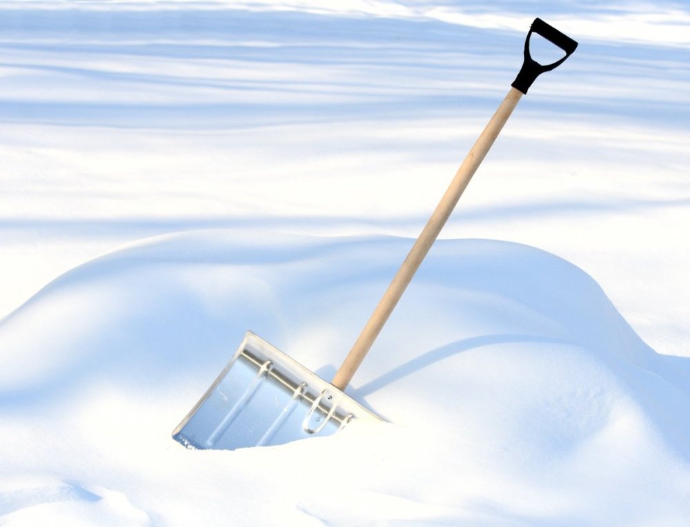 Лопата для снега на прозрачном фоне