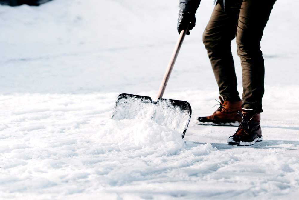 Лопата в снегу Clipart