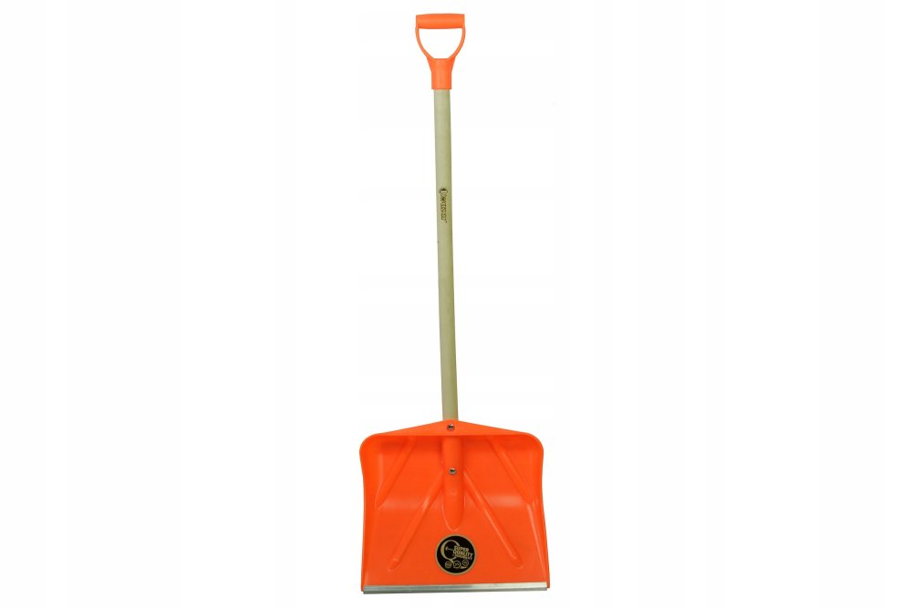 Лопата для уборки снега на фоне снега