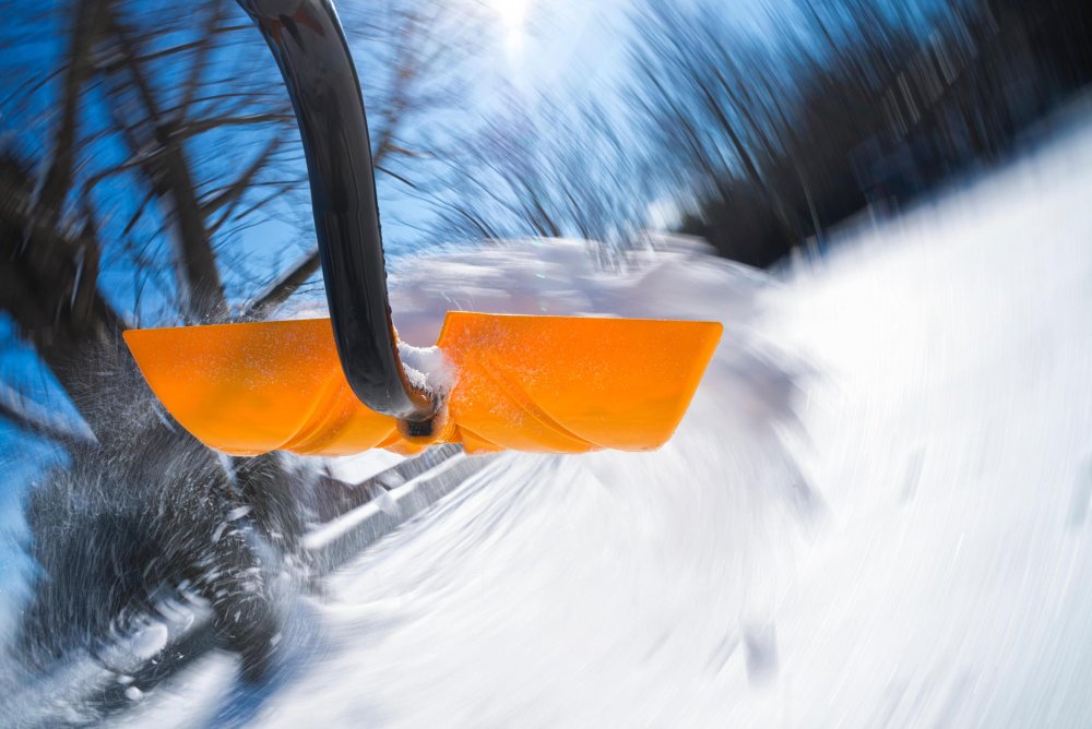 Лопата для снега желтая