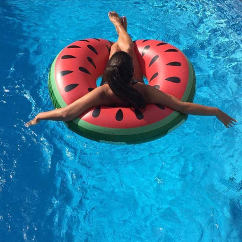 Девушка в плавательном круге