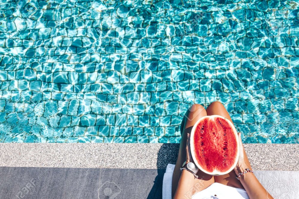 Девушка в бассейне с арбузом