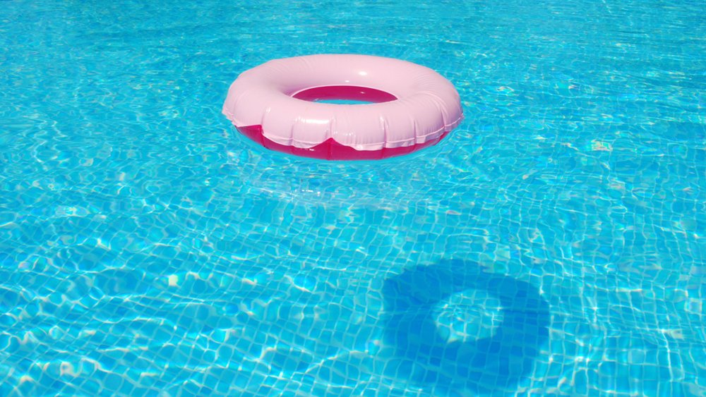 Бассейн со спасательным кругом