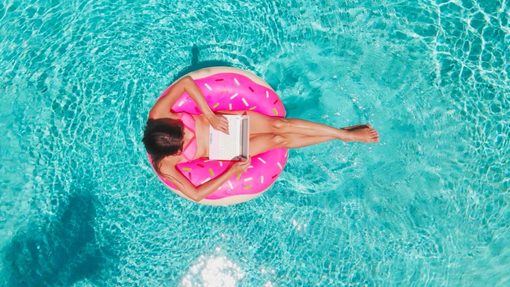 Девушка на круге в бассейне