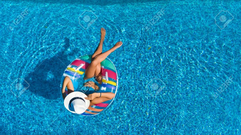 Девушки в бассейне фотосессия вид сверху