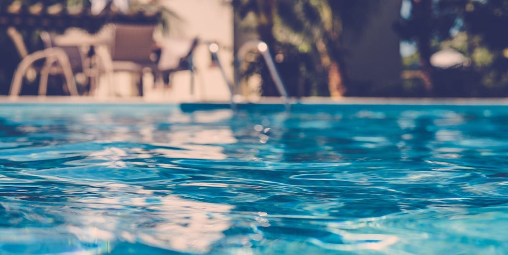 Девушка в бассейне фотосток