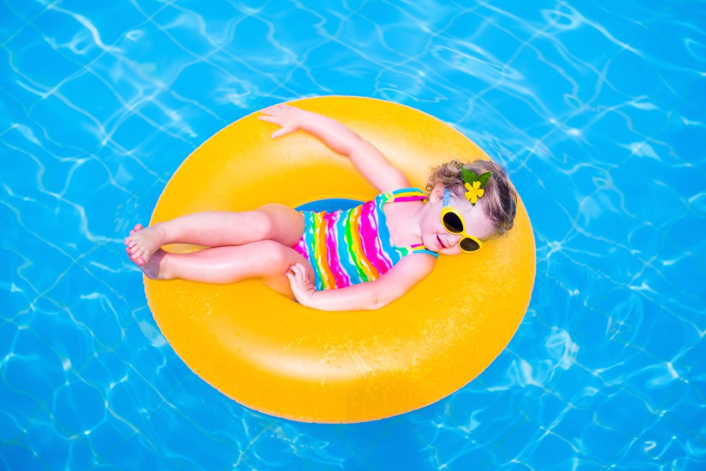 Девушка с арбузом на пляже