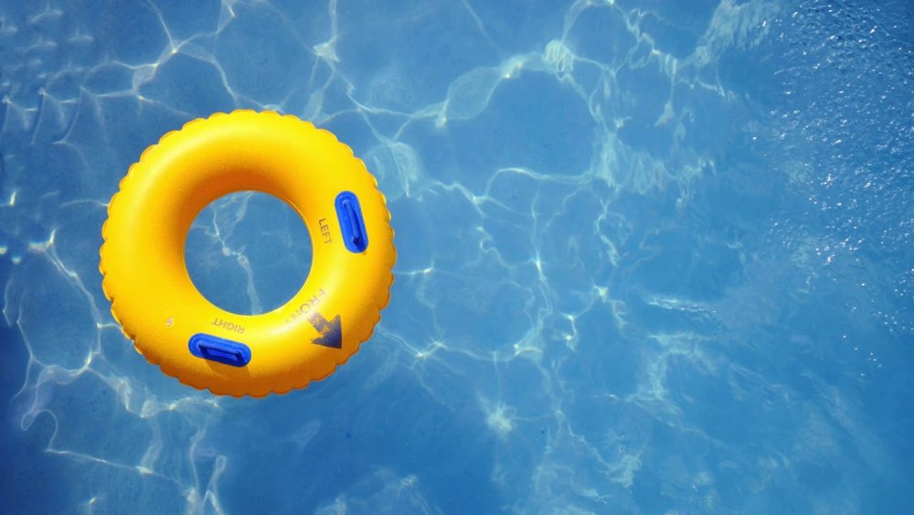 Девочка в круге в бассейне