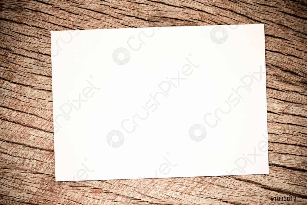 Белый лист бумаги на столе