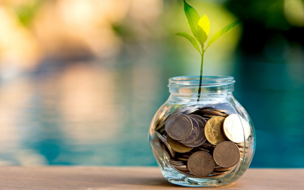 Золотые монеты на черном фоне