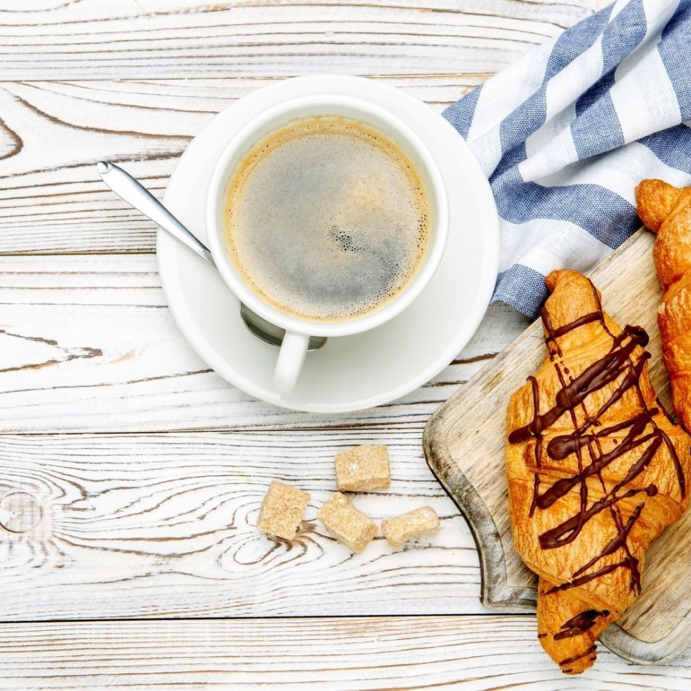 Цветы на белом столе вид сверху