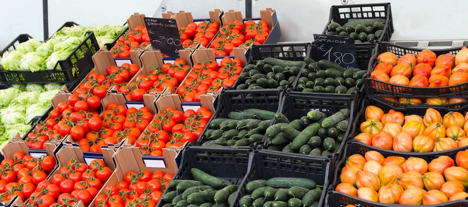 На прилавках магазинов лежат отборные овощи. Прилавок с овощами и фруктами. Овощной прилавок. Фрукты овощи ассортимент. Овощи на рынке.