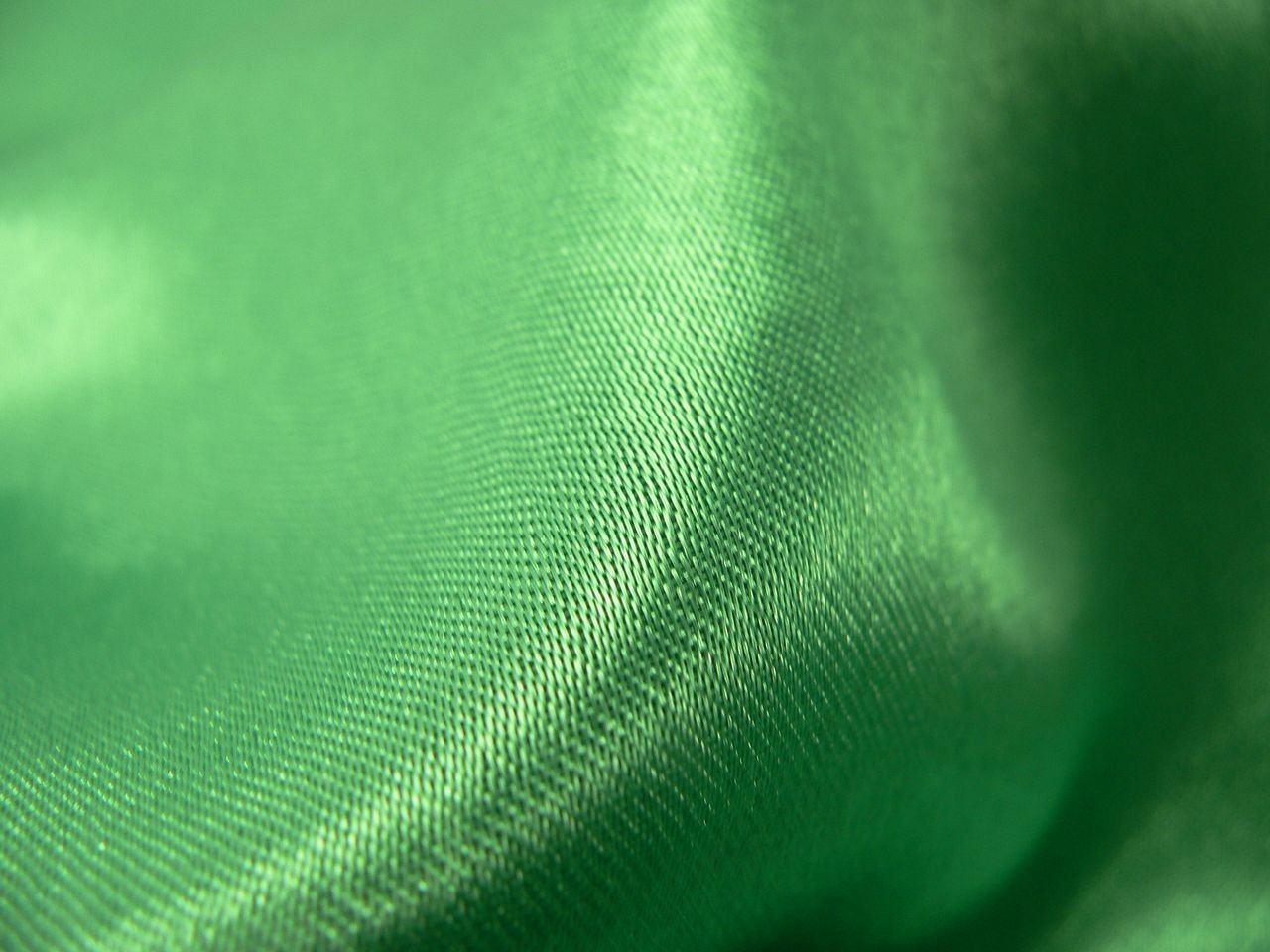 Цвет сукно. Креп сатин изумрудный. Изумрудный вельвет ткань. Зеленая ткань. Зеленый шелк.