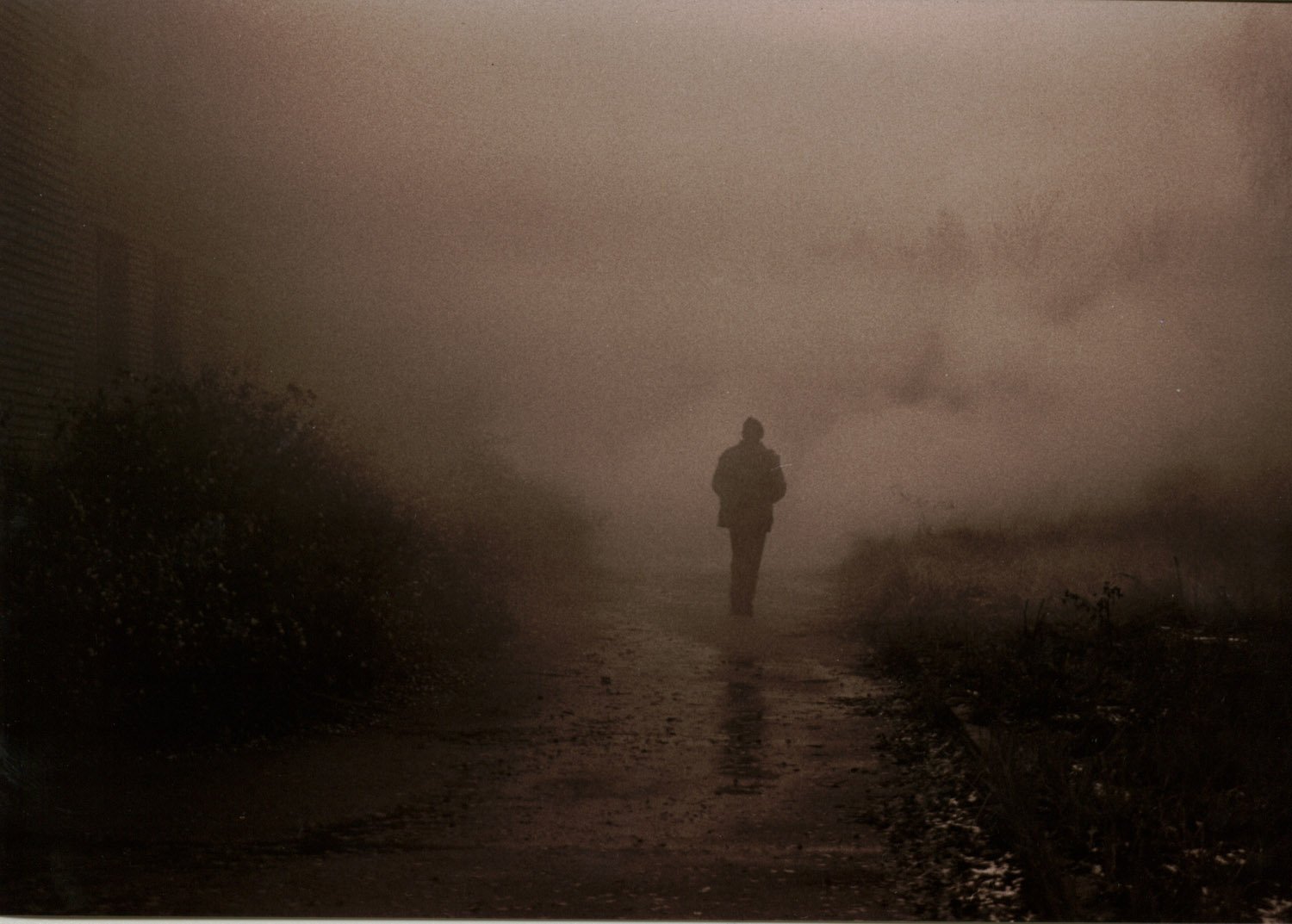 Будете видеть в тумане. Уходящий в туман. Человек уходит в туман. Человек в тумане. Парень в тумане.