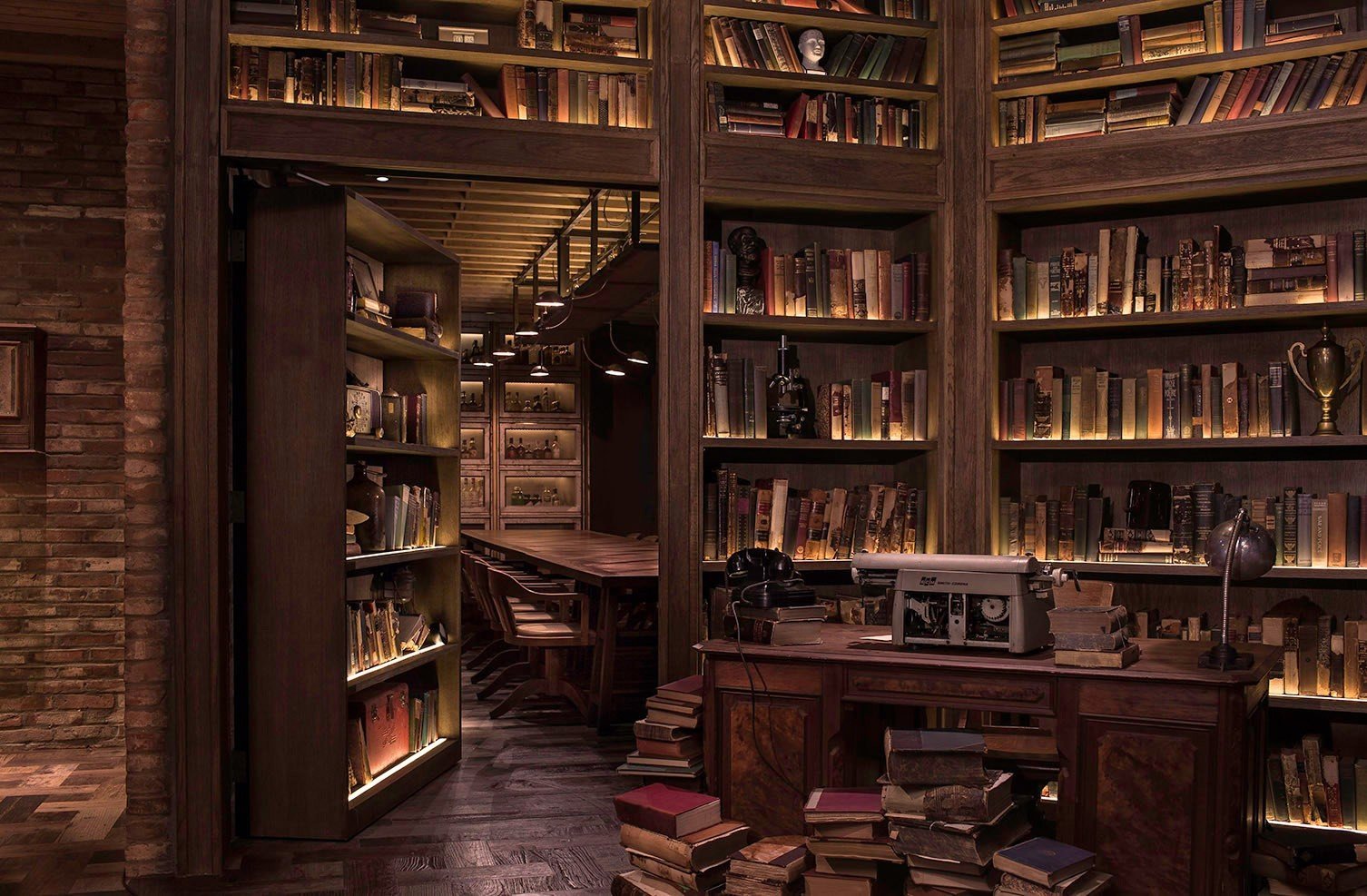 Темная комната книга. Библиотека штата Айова, США. Комната с книжными полками. Интерьер с книжными полками.