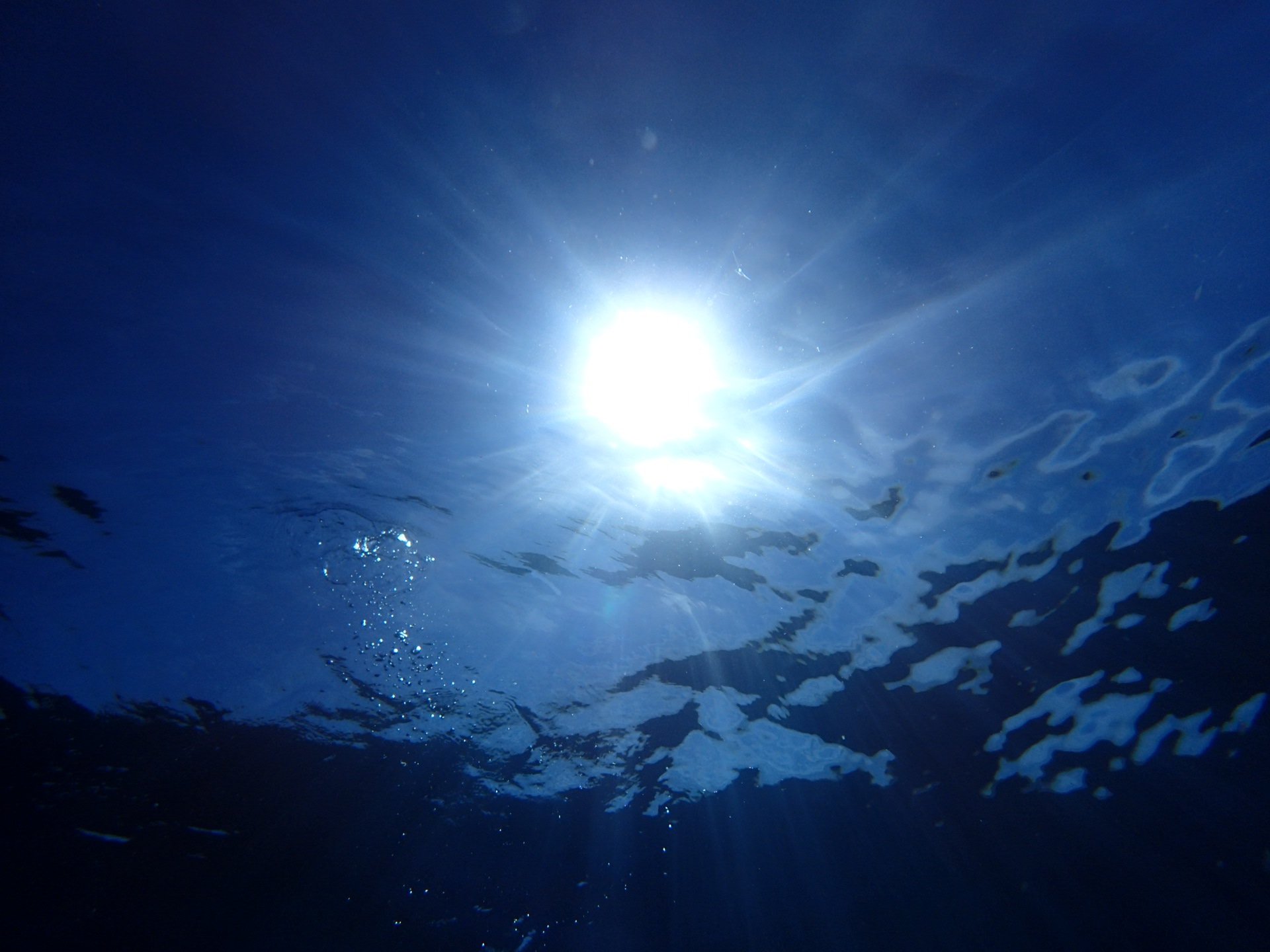 1 свет в океане. Солнце под водой. Свет под водой. Океаны. Глубина. Солнце из под воды.