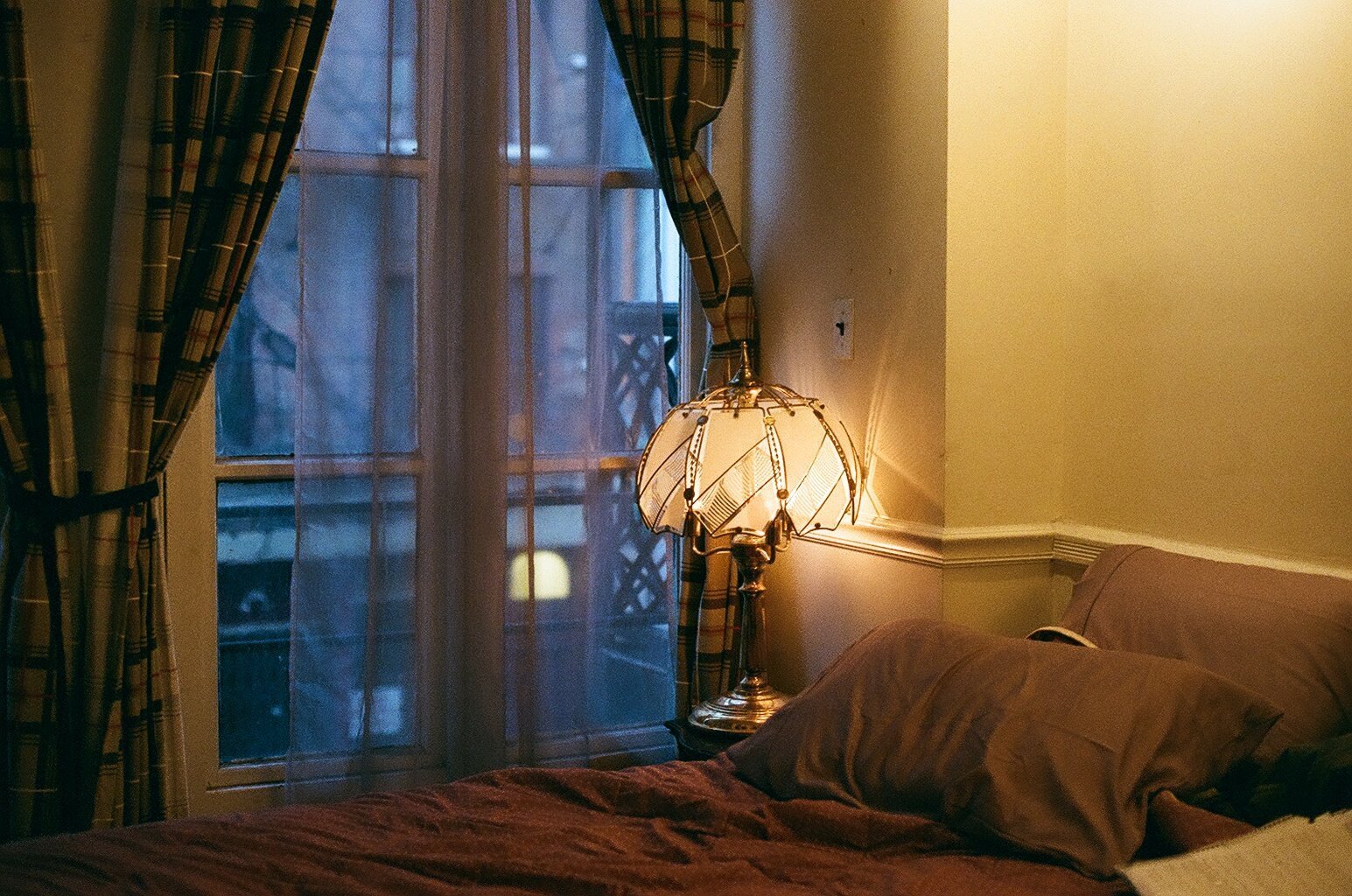 Кровать около окна
