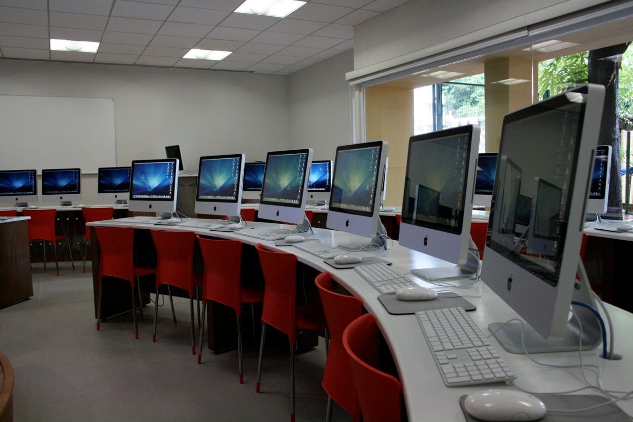 Национальный компьютерный центр. Современный компьютерный класс. Интерьер компьютерного класса. Компьютерные залы. Современный компьютерный зал.