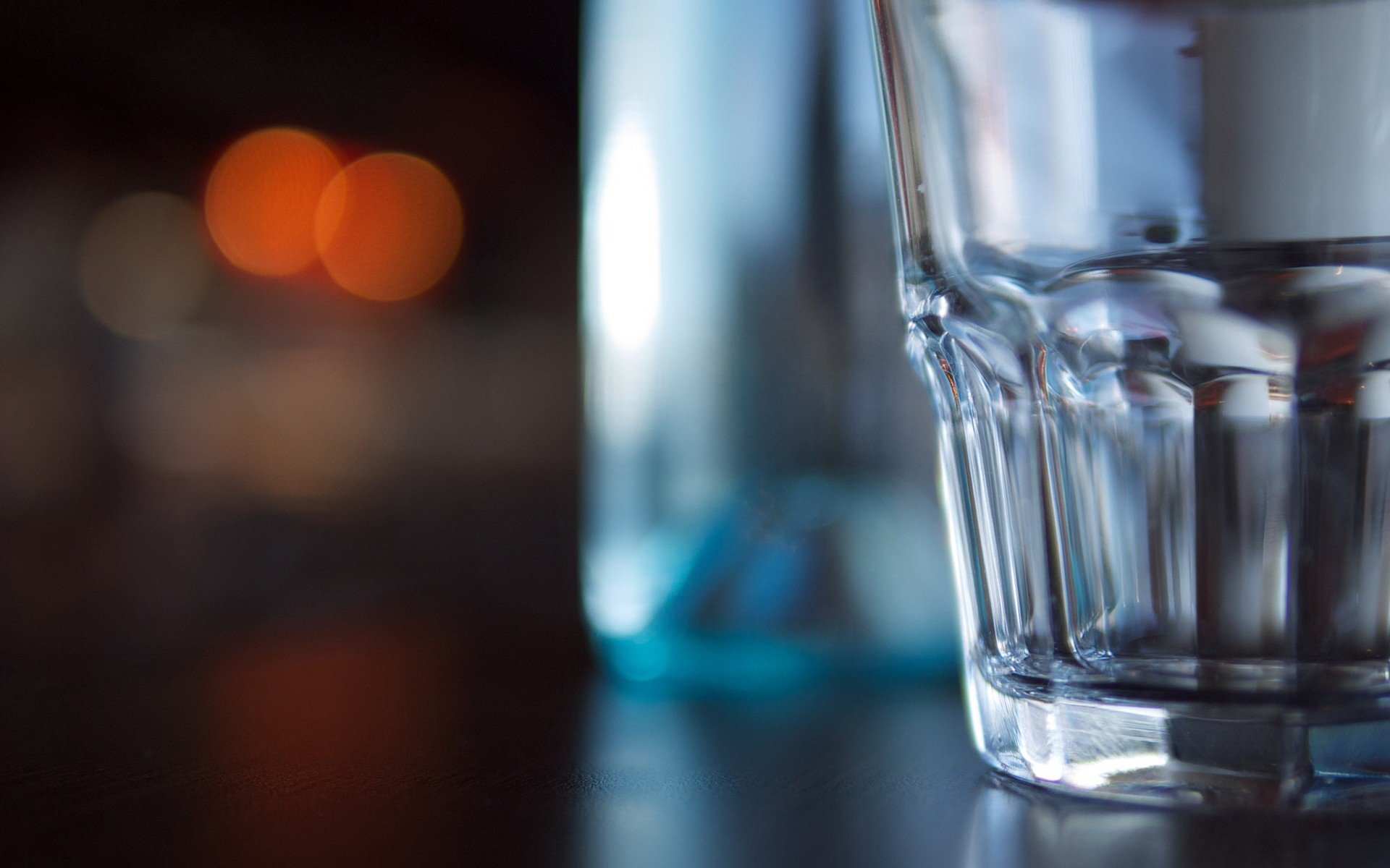 Ночь пустом стакане. Стакан воды. Стакан воды на столе. Стакан стеклянный. Красивые стаканы для воды.