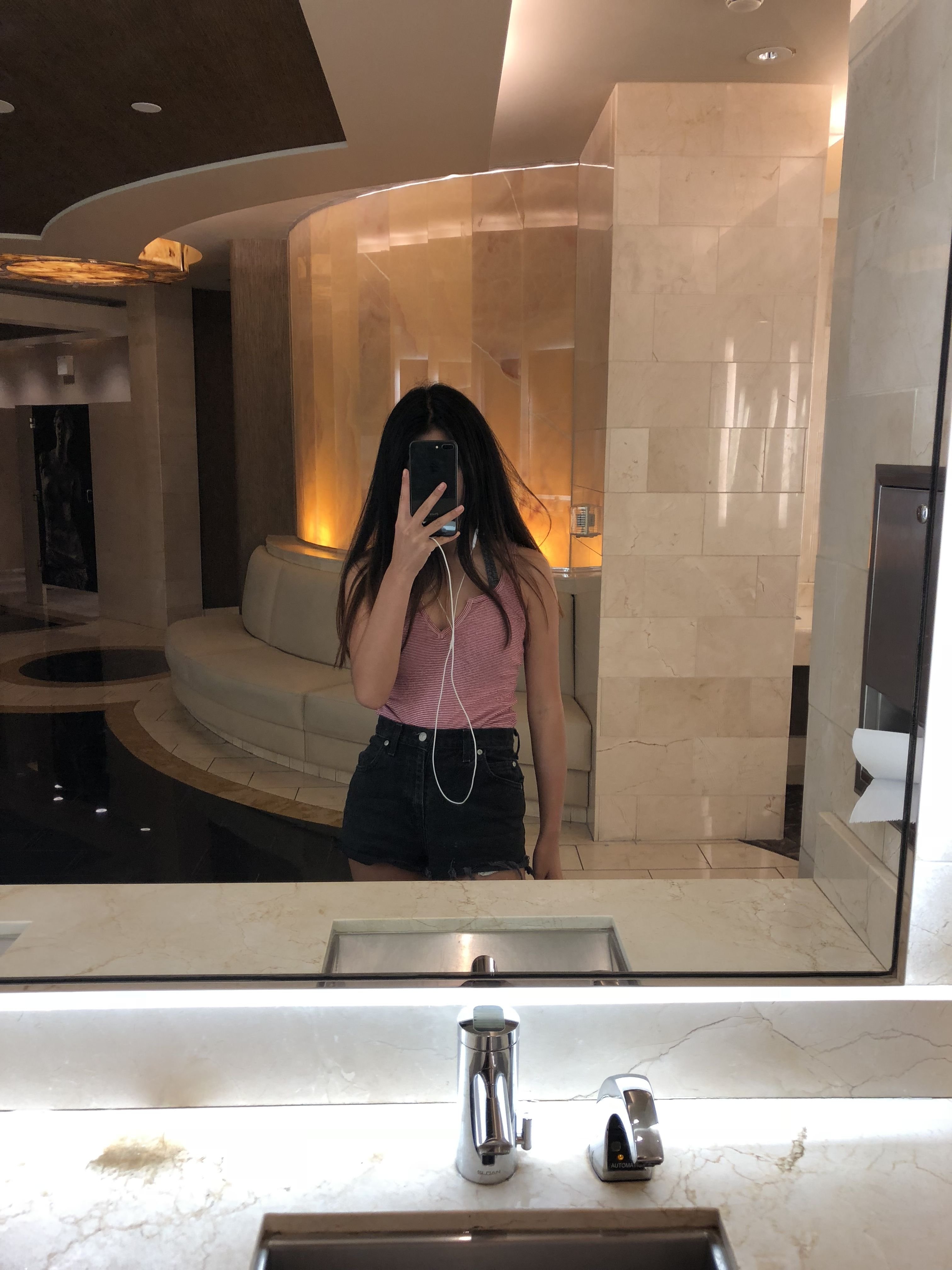 Фото девушки в зеркале без лица в ванной