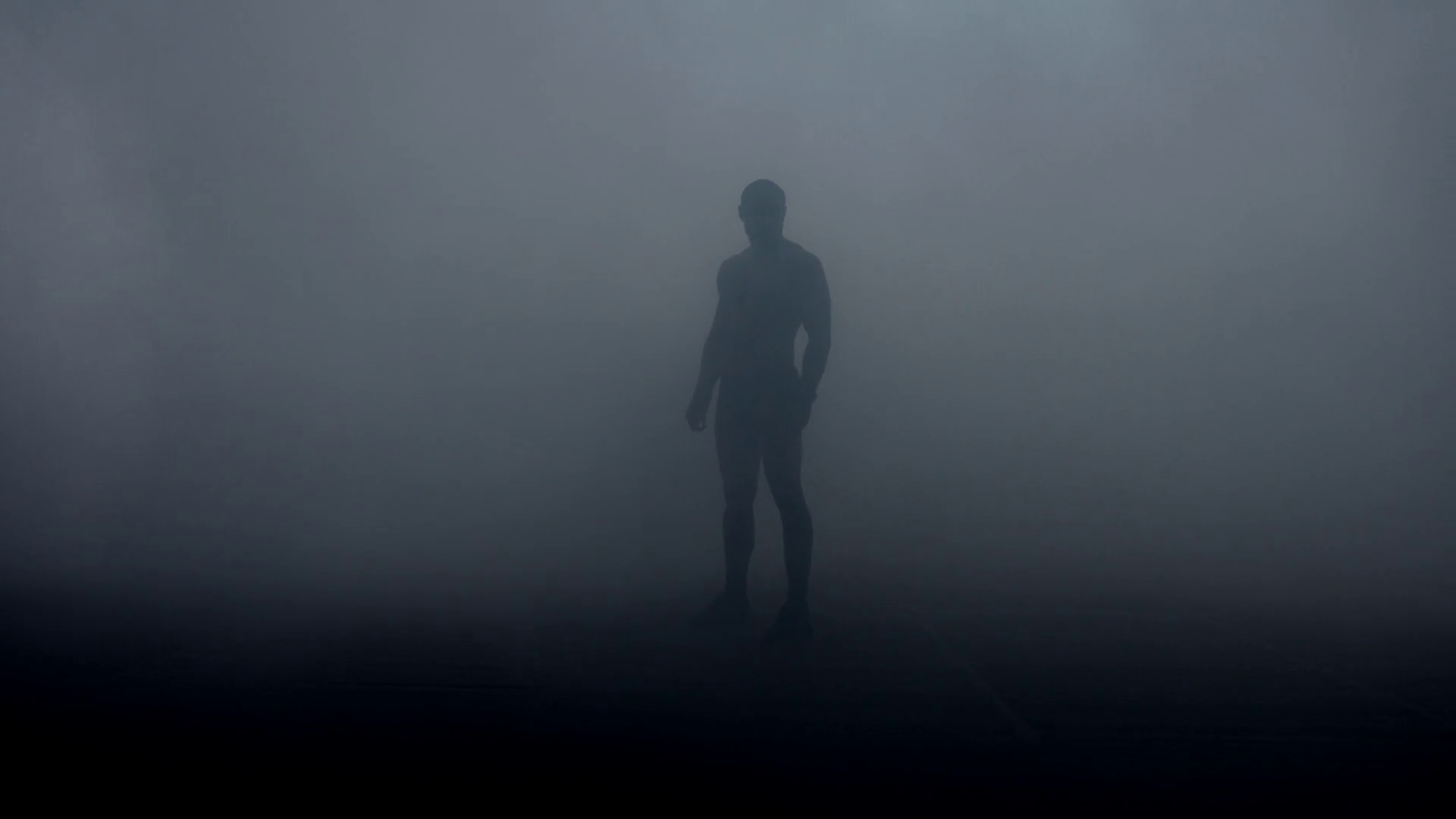 Утопая во тьме. Человек в тумане. Человек в темноте. Человек во мраке. Мужской силуэт в темноте.