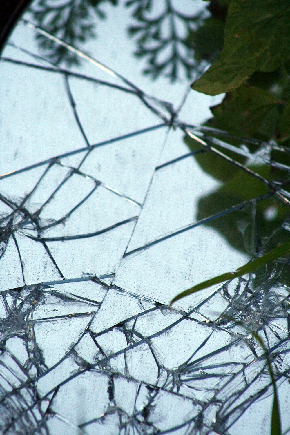 Сон трещина. Разбитое зеркало. Разбитая зеркало. Разбитые стекла. Трещина на стекле.
