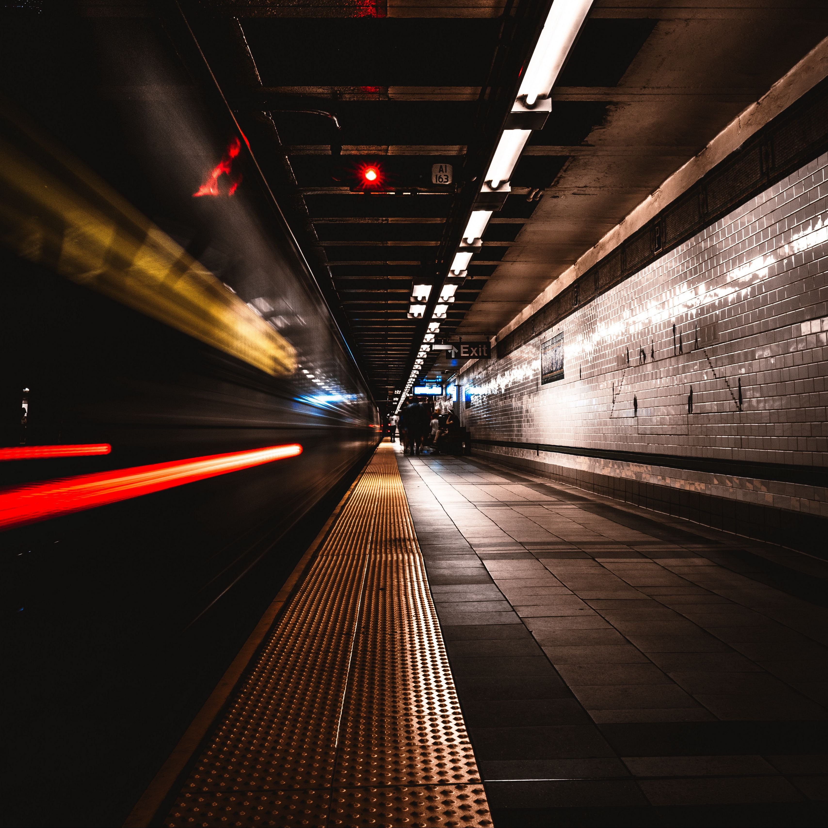 Покажи картинки станции лайт. Станция андеграунд. Ночное метро. Тоннель метро. Подземное метро.