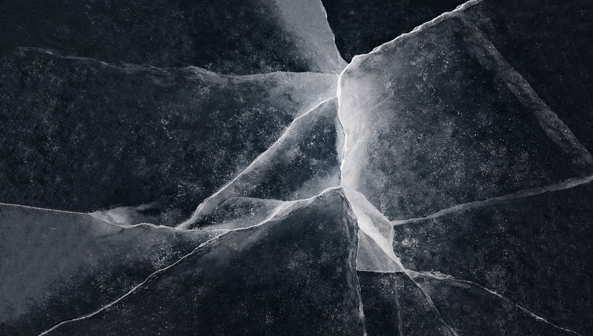 Темно трещина. Лед на черном фоне. Черный лед. Трещины льда на черном фоне. Лед на темном фоне.