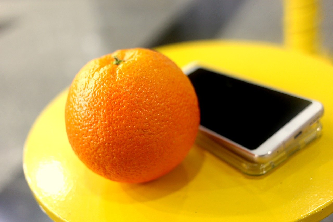 Апельсин новые слова. Оранжевый фрукт. Апельсины на столе. Апельсин фото. Айфон и апельсины.