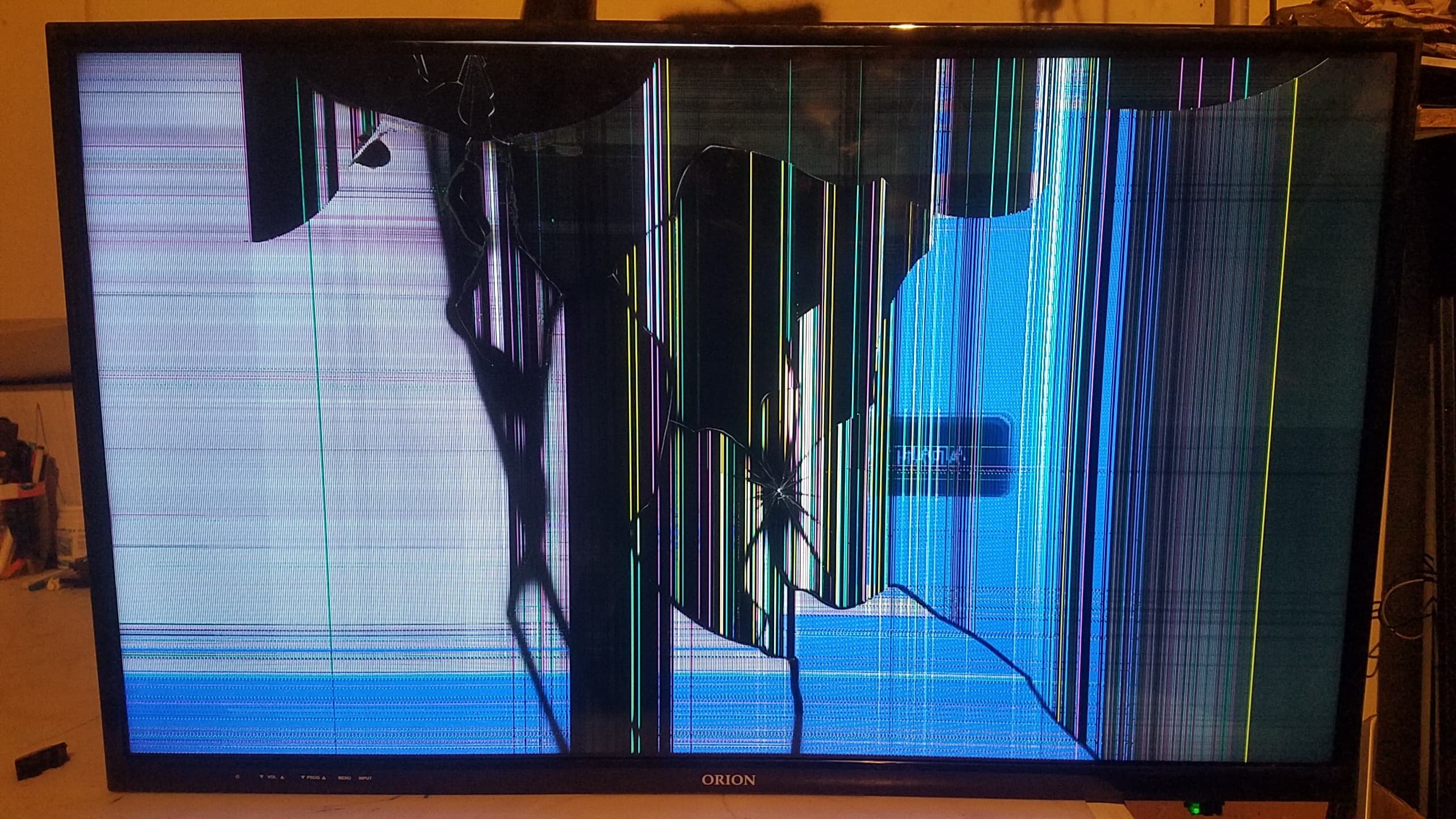 Починить разбитый телевизор. Разбитая матрица. Матрица монитора. Разбитый экран телевизора. Разбитая матрица монитора.