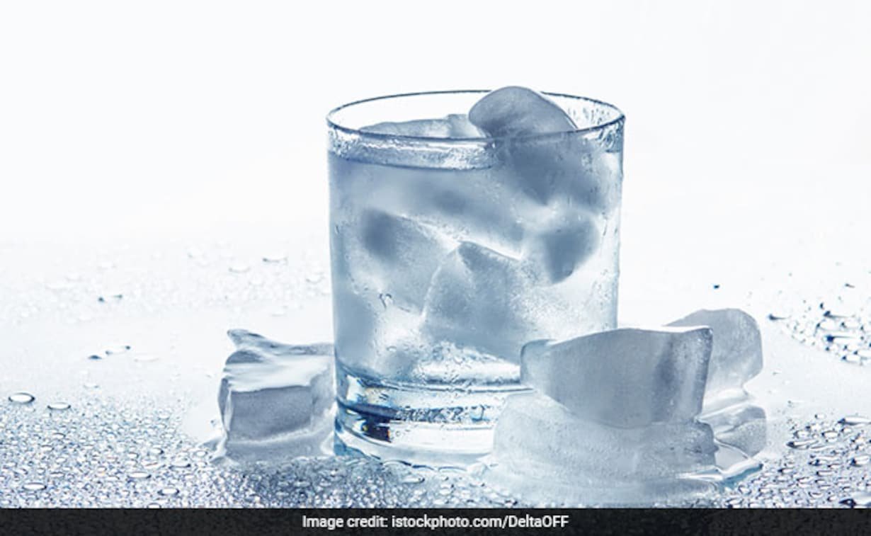 Холодна вода со льдом. Вода со льдом. Вода со льдом в бокале. Лед в стакане. Ice in a Glass.