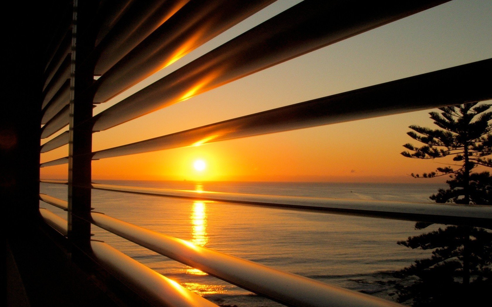 Конец солнечного света. Лучи солнца. Закат. Рассвет на море. Закат с балкона.