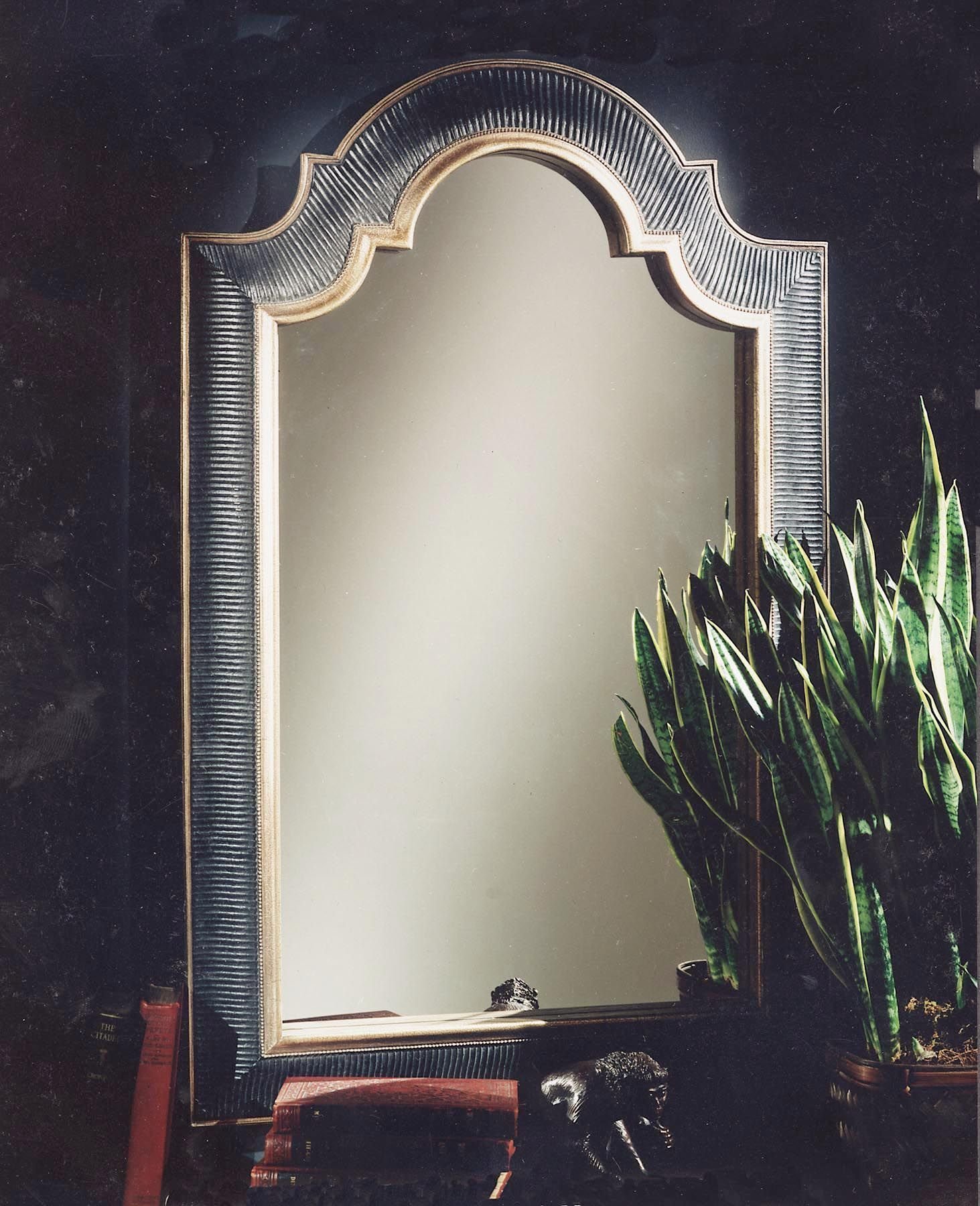 Зеркало в рамке в ванной. Зеркало антик Голд. Зеркало настенное в ванную. Зеркало в рамке в ванную. Зеркала в рамках в интерьере.