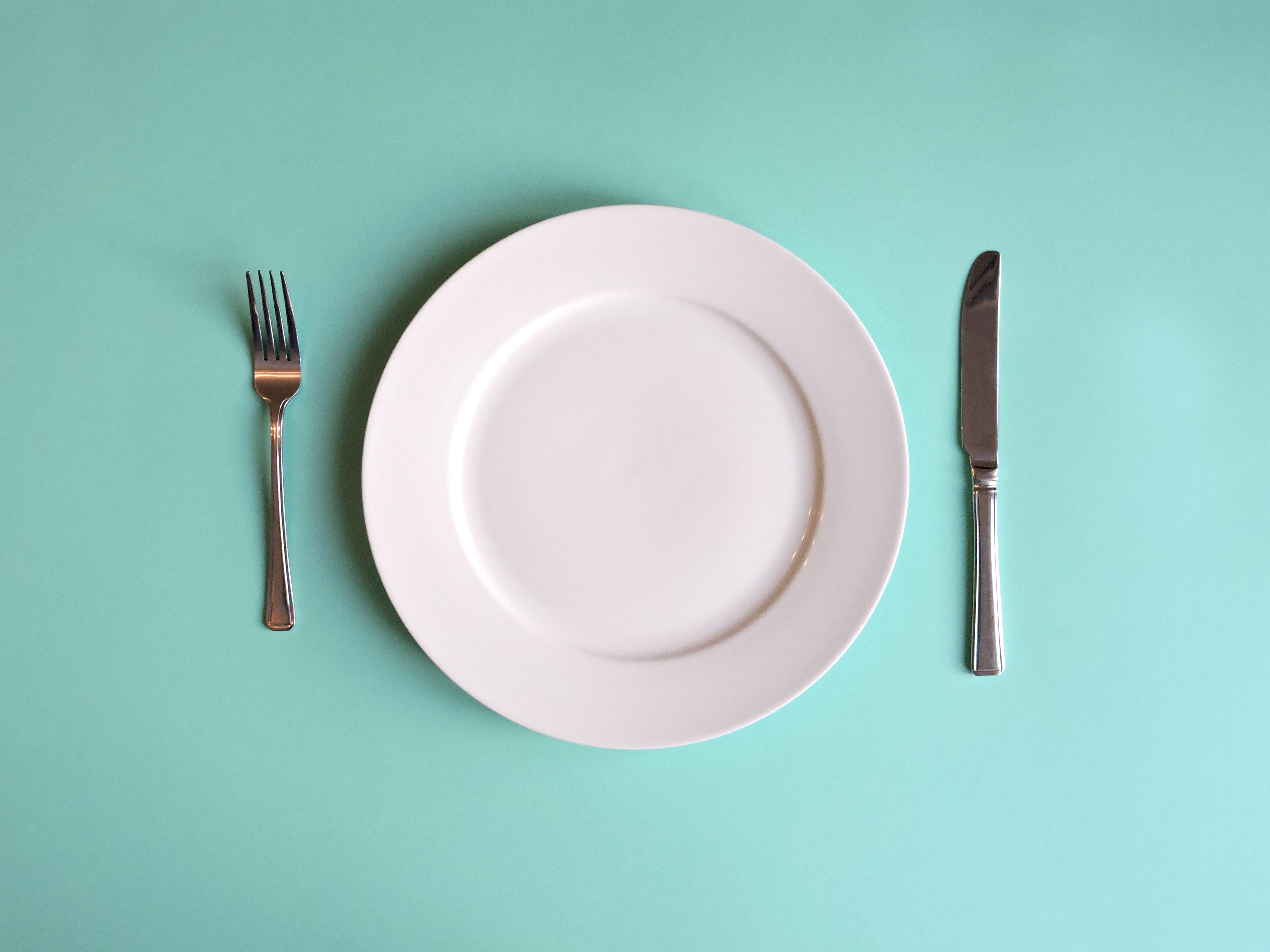 Flat plate. Пустая тарелка. Пустая тарелка на столе. Пустая тарелка с приборами. Тарелка на столе.