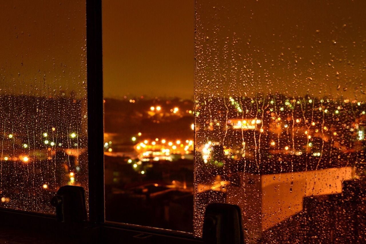 Был вечер за окном. Ночные окна. Окно вечер. "Дождливый вечер". Огни города из окна.