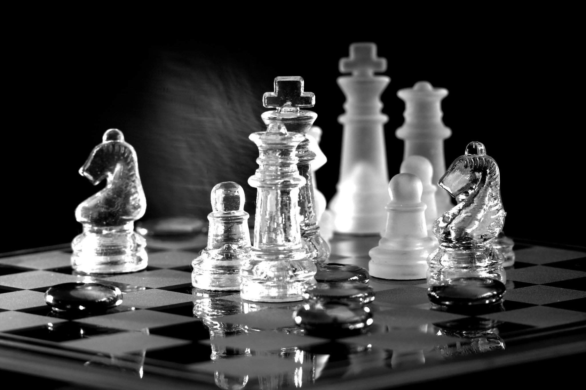 Шахматы картинки. Стеклянные шахматные фигуры. Шахматы красивые. Шахматы обои. Шахматы черно белые.