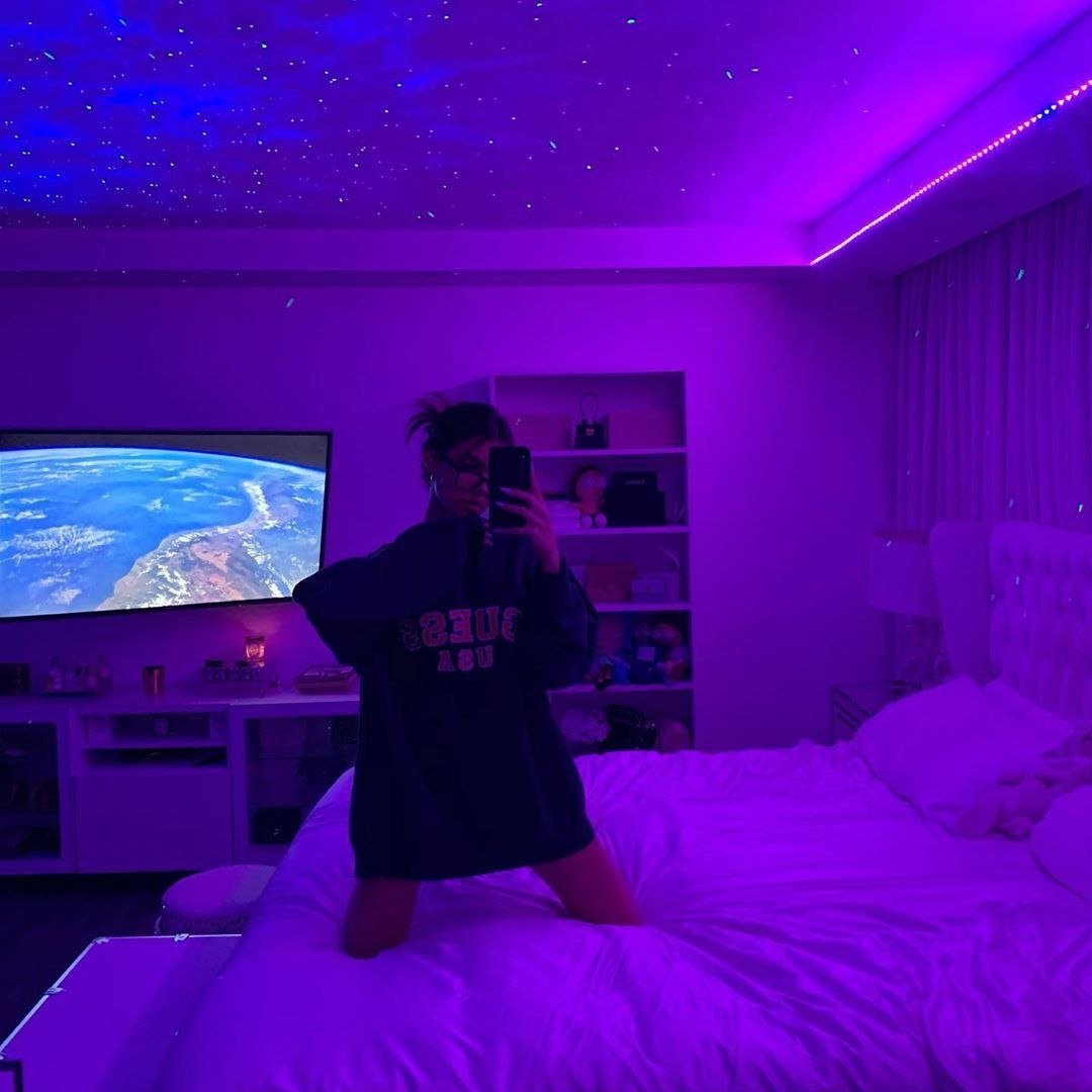 Что есть подростку ночью. Комната подростка с подсветкой. Комната с фиолетовой подсветкой. Комната в стиле неон. Фиолетовая комната для подростка.