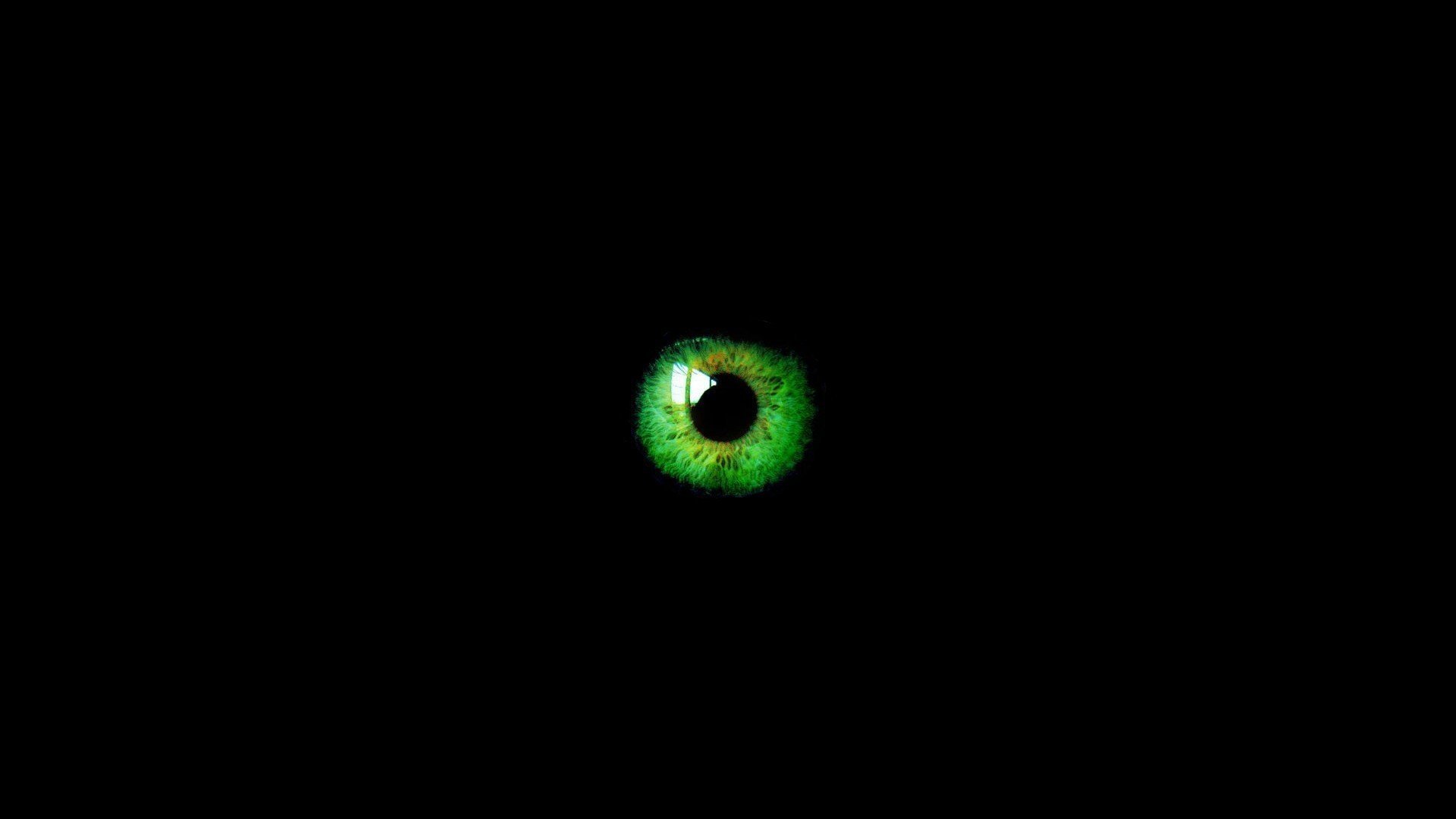 Черный зеленый глазками. Глаза на черном фоне. Глаза в темноте. Глаза на темном фоне. Глазки на черном фоне.