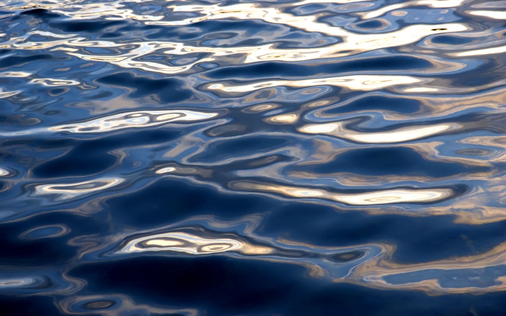 От поверхности воды 5 м. Текстура воды. Фактура воды. Водная гладь. Волны на воде.