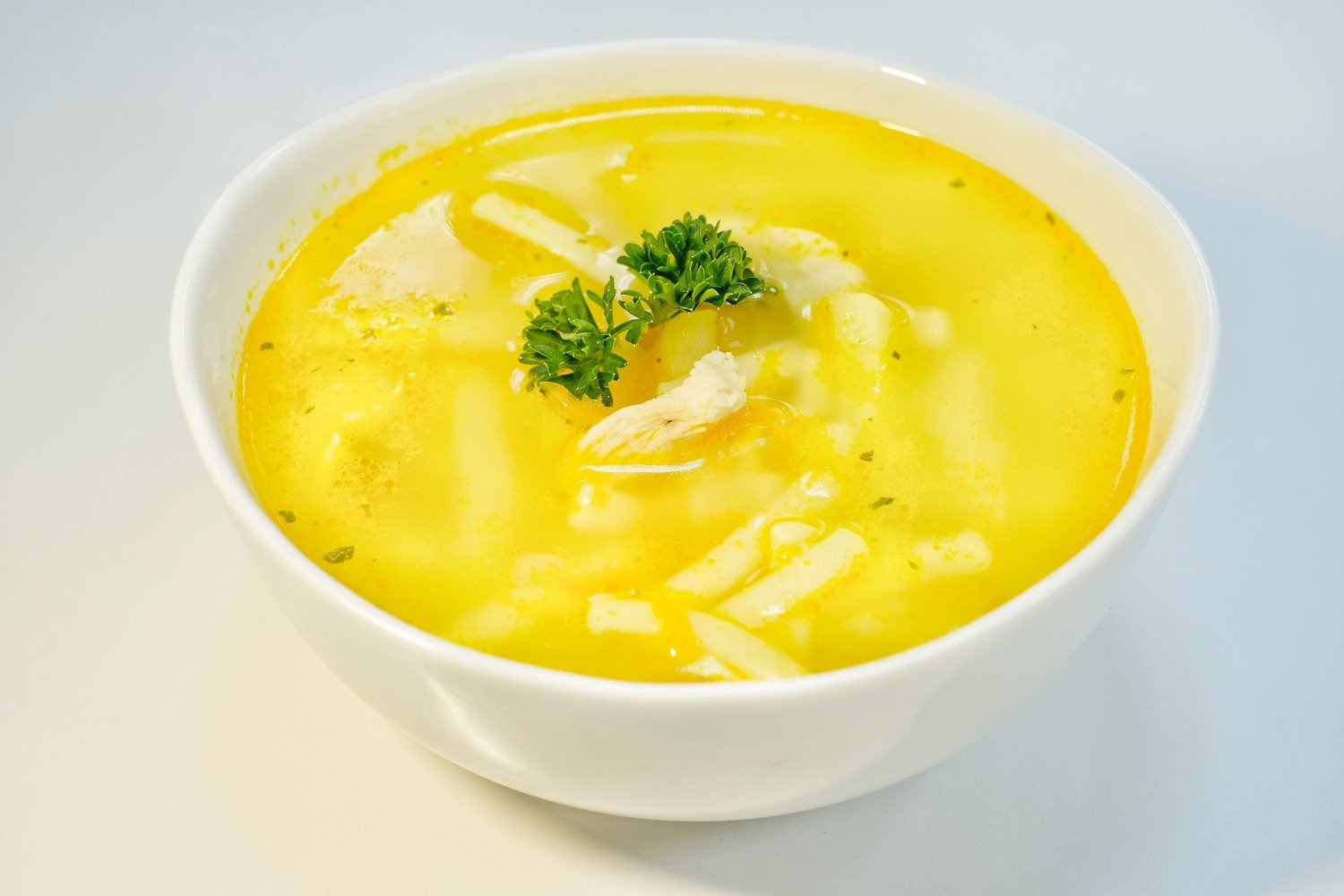 Куриная лапша с картофелем. Суп куриный вермишелевый. Куриный с капеллини суп. Куриный суп с лапшой. Суп картофельный с макаронными изделиями.