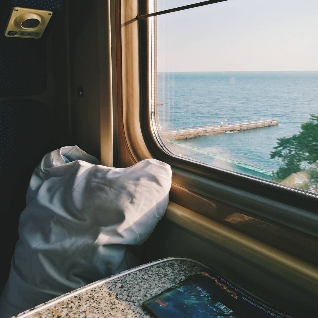 В поезде на море