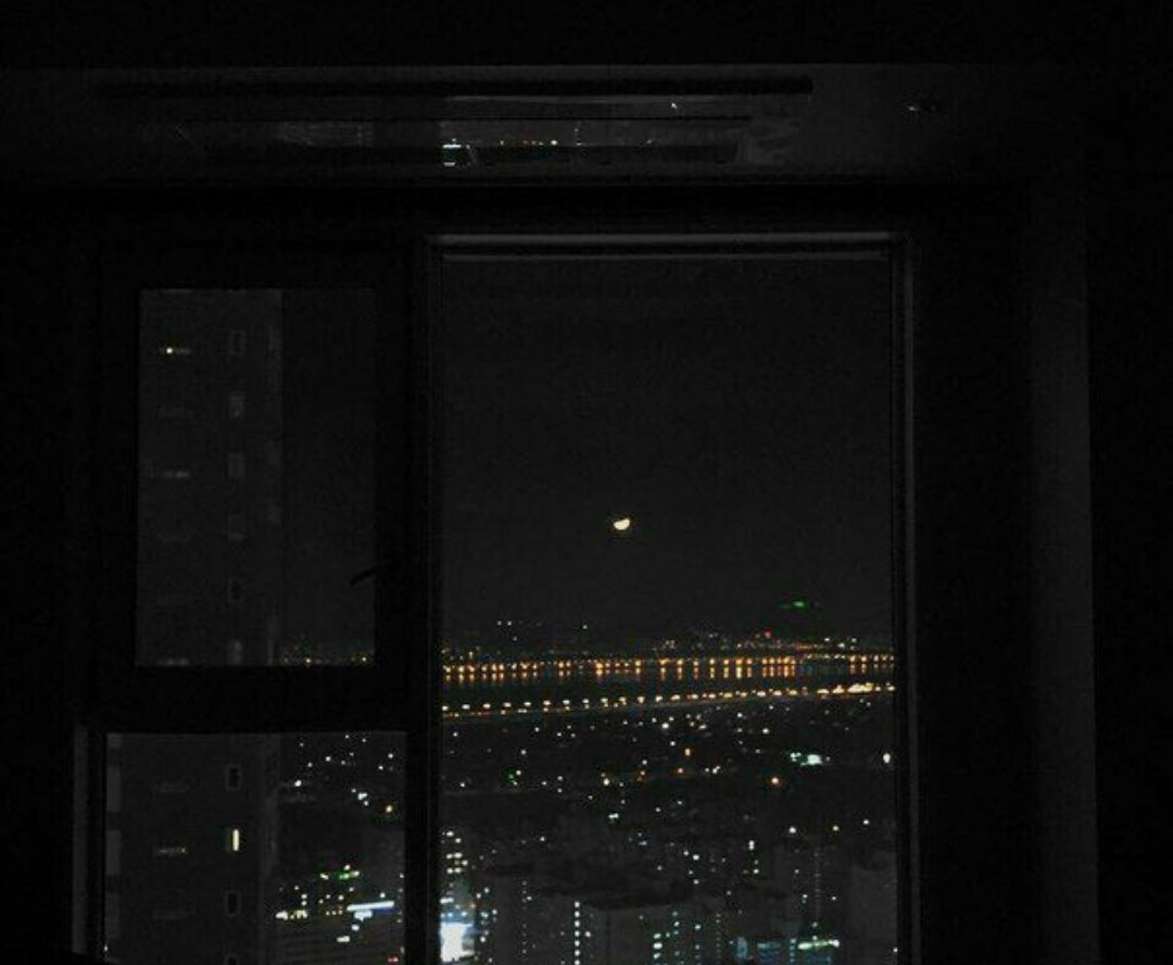 Ночные ли. Ночное окно. Окно ночью. Тонированные окна ночью. Ночь в окне картинки.