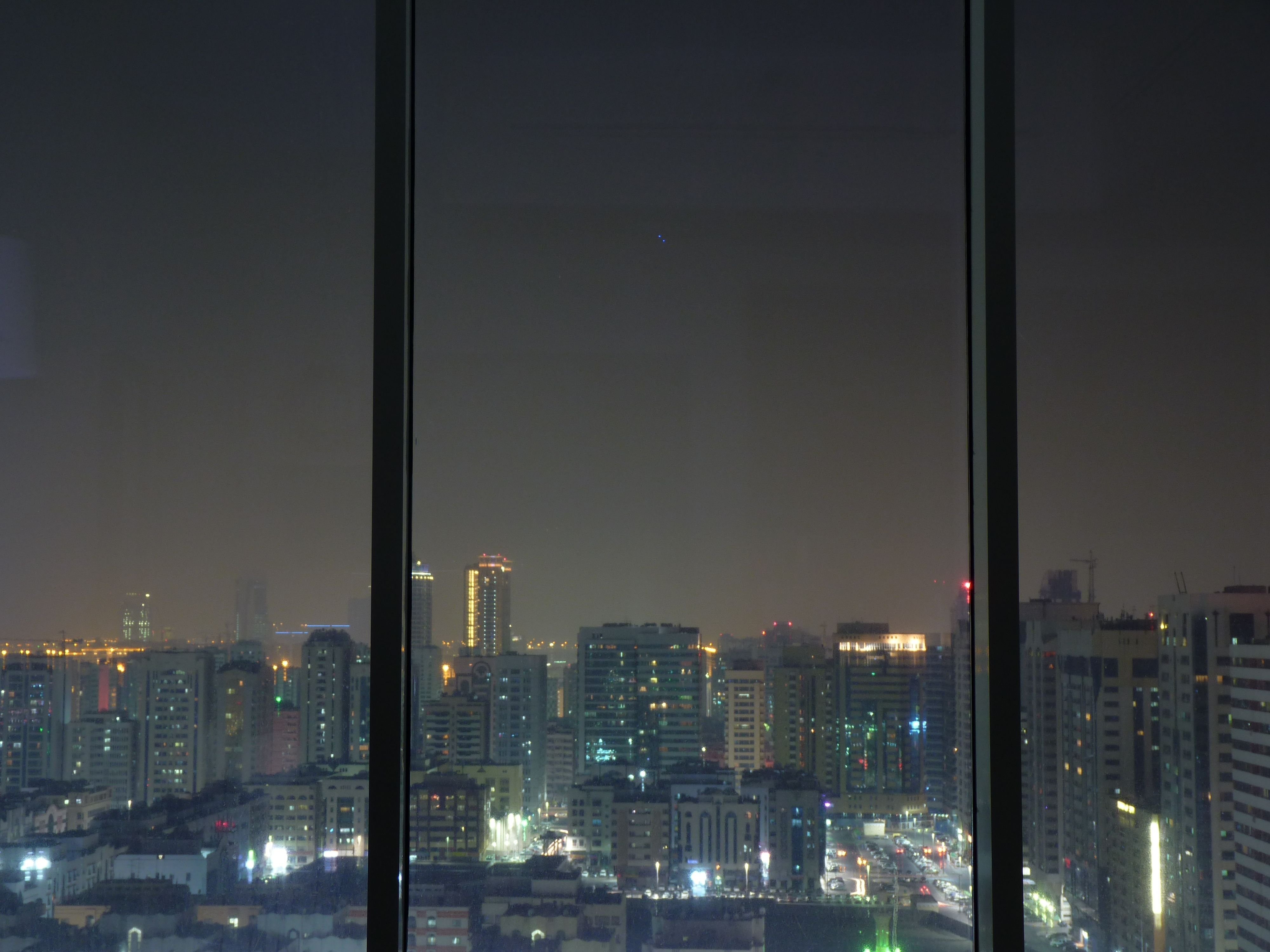 Размытое окно. Вид из окна. Вид ночного города из окна. Вид из окна на ночной город. Вид через окно.